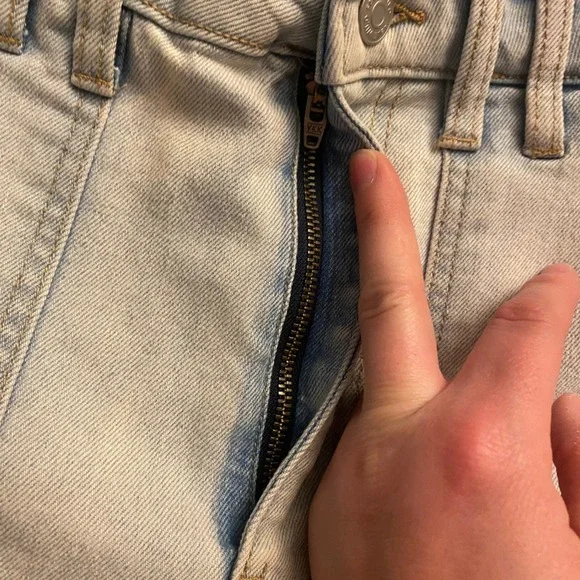 Wild Fable Womens High Rise Carpenter Denim Shorts Light Wash Raw Hem Size 8 - Picture 9 of 10